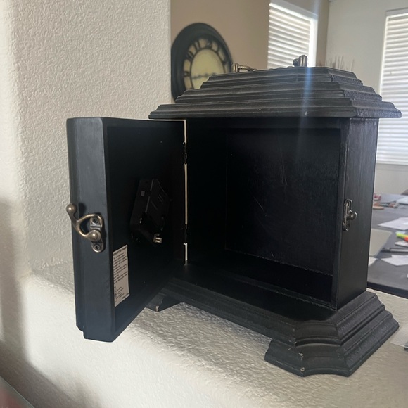 Beautiful keepsake box that doubles as a decorative clock! - Picture 3 of 4